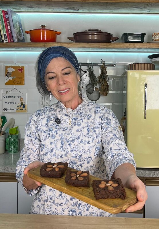 BROWNIE DE CACAU E FEIJÃO PRETO
