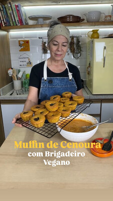 MUFFIN DE CENOURA COM BRIGADEIRO VEGANO