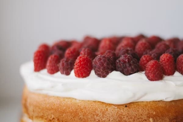 Bolo de framboesa e coco